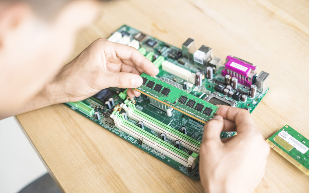 ¿Cómo instalar más memoria RAM en un ordenador?