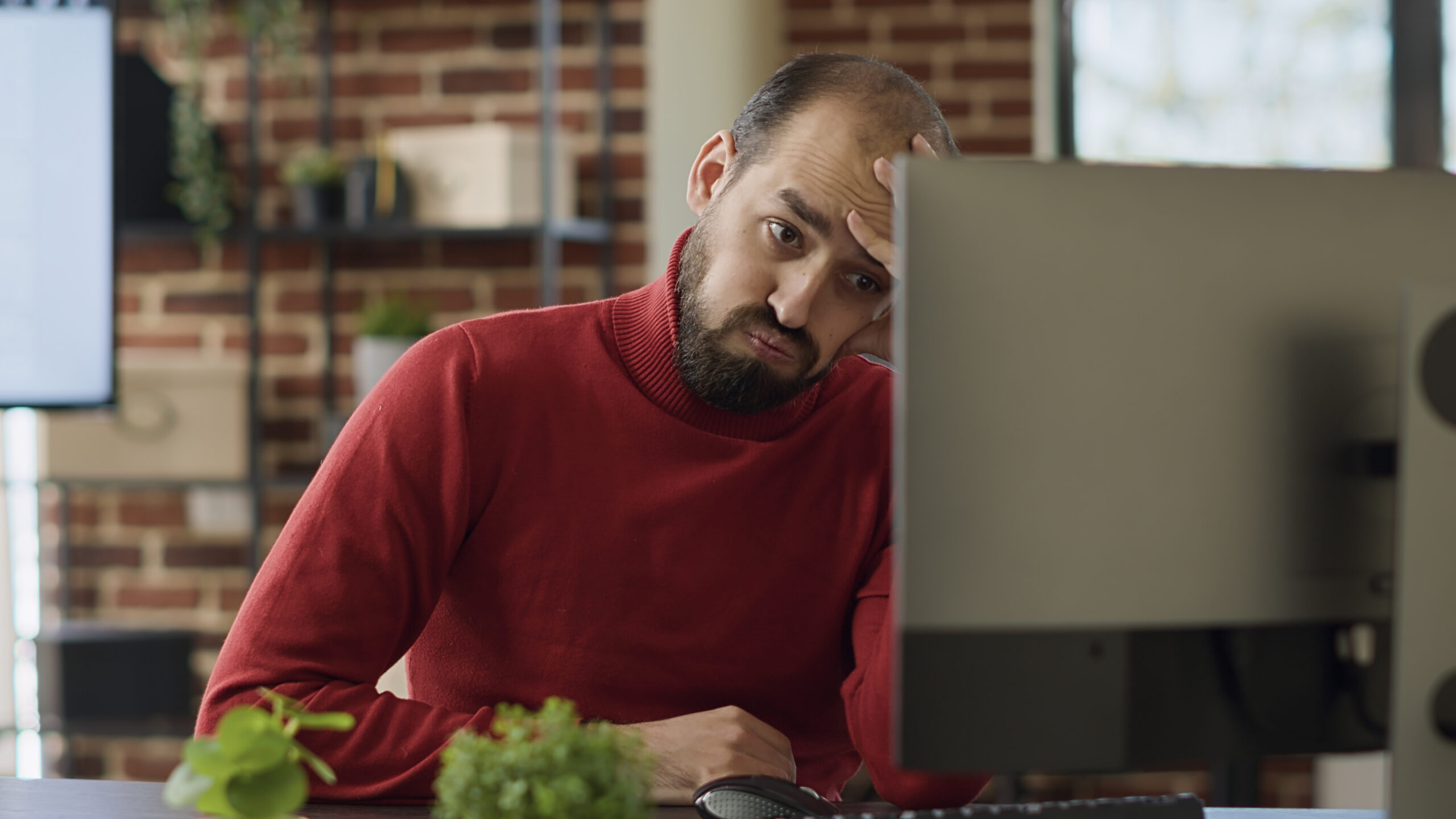 Hombre de negocios enfurecido debido al mal funcionamiento de su ordenador sin motivo aparente.